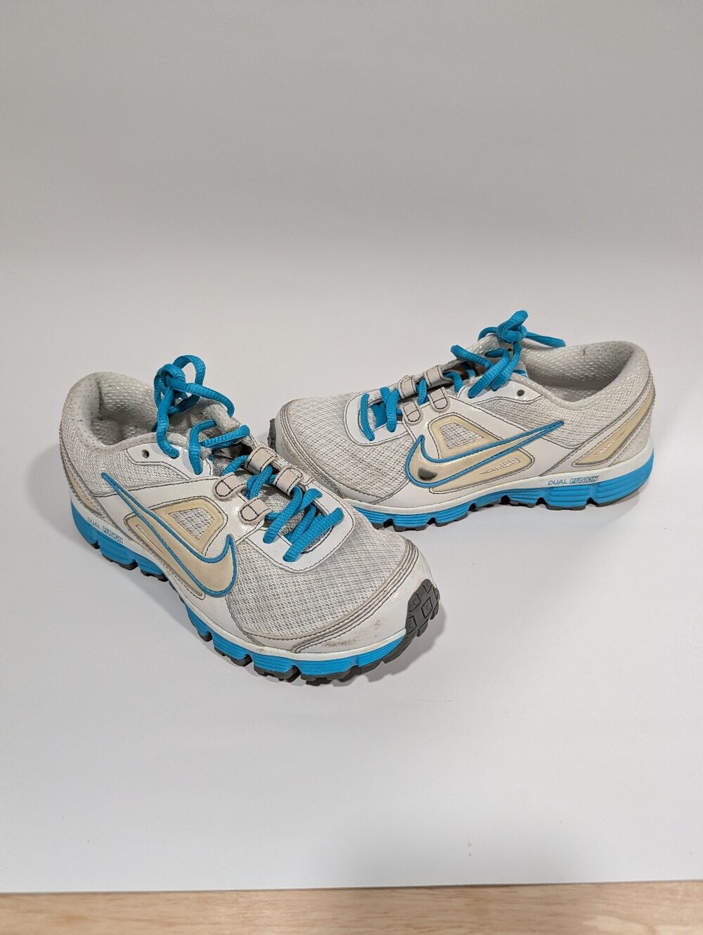 Nike Women's Dual Fusion White & Blue Running Sneakers Size 6.